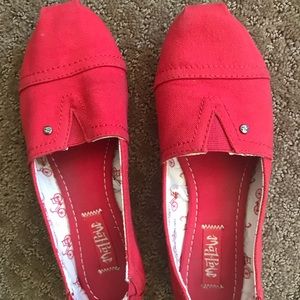 Red hot Mal Paw Toms look alike, like new !!